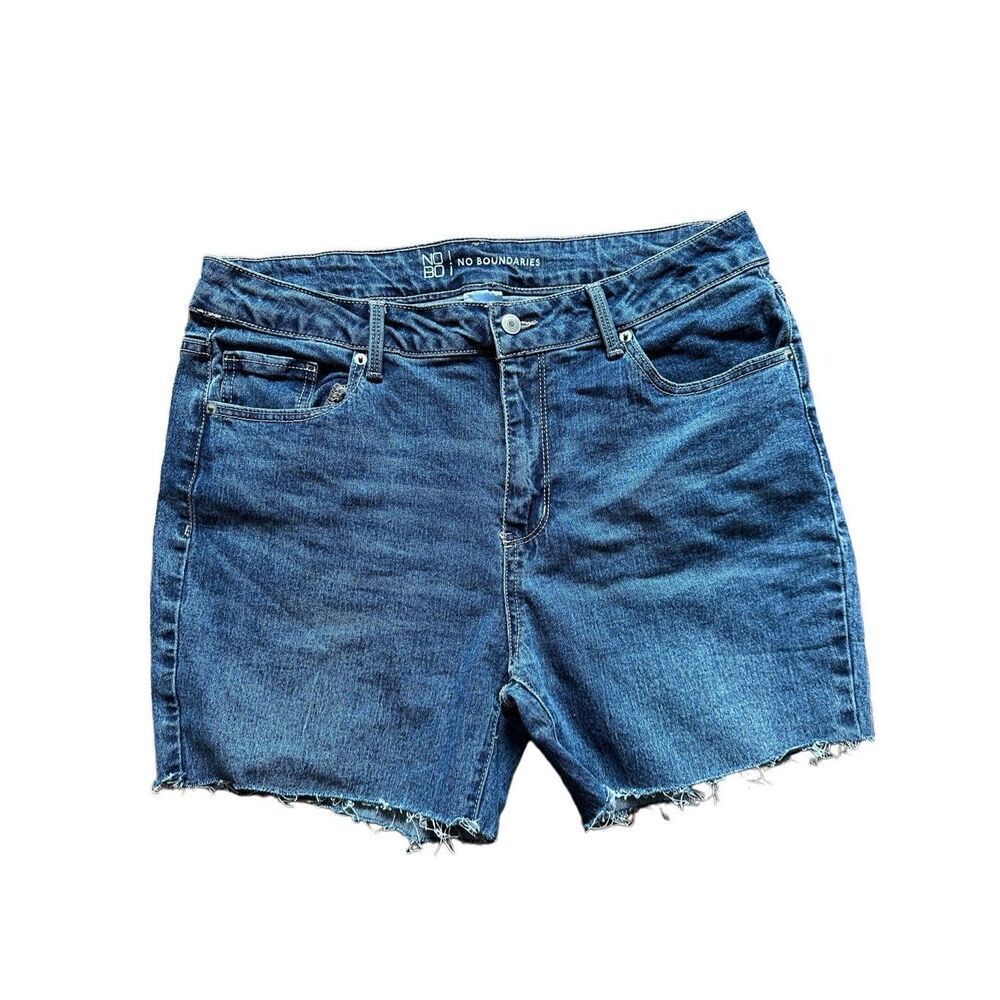No Boundaries womens or juniors 5”‎ inseam distressed denim shorts sz 17